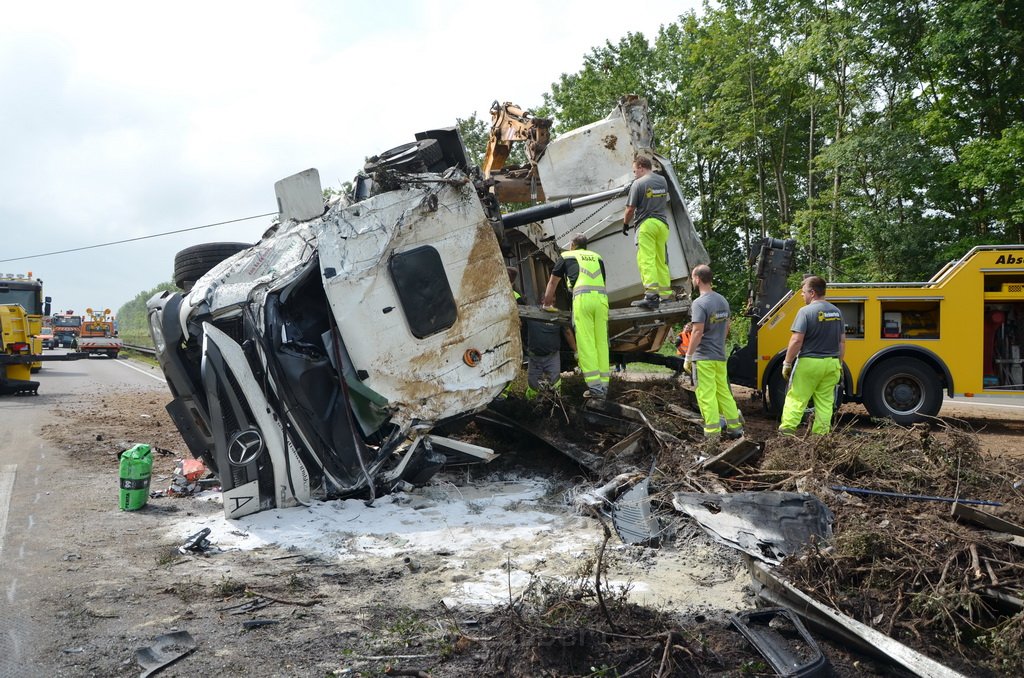 LKW umgestuerzt A 1 Rich Saarbruecken P143.JPG